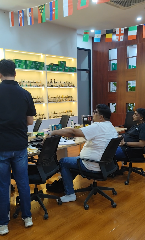 ZuoBan Auto Headlight Factory dà il benvenuto agli agenti indiani a visitare la nostra fabbrica